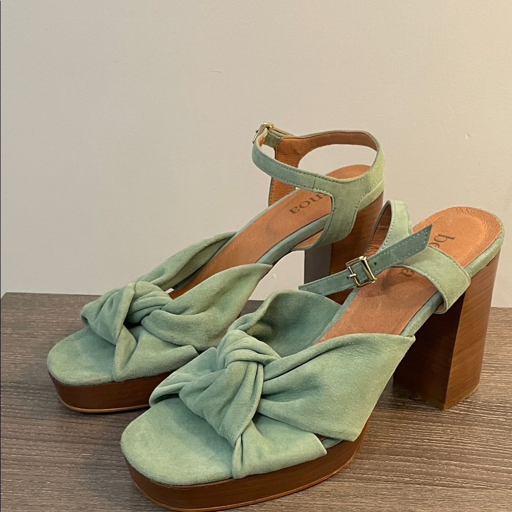🌿✨BENOA Sage Green Suede Platform Heels - Picture 4 of 9